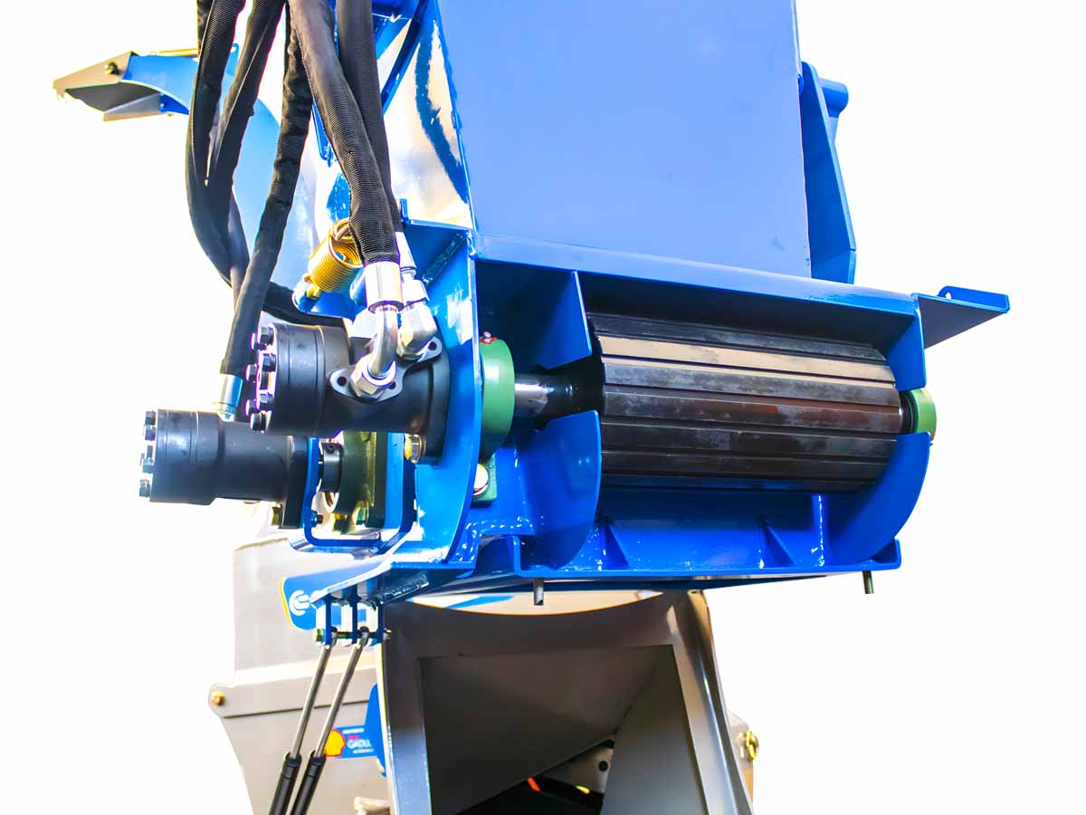 Holzhäcksler Schredder Zapfwellenhäcksler bis 15cm mit hydraulischen Einzug