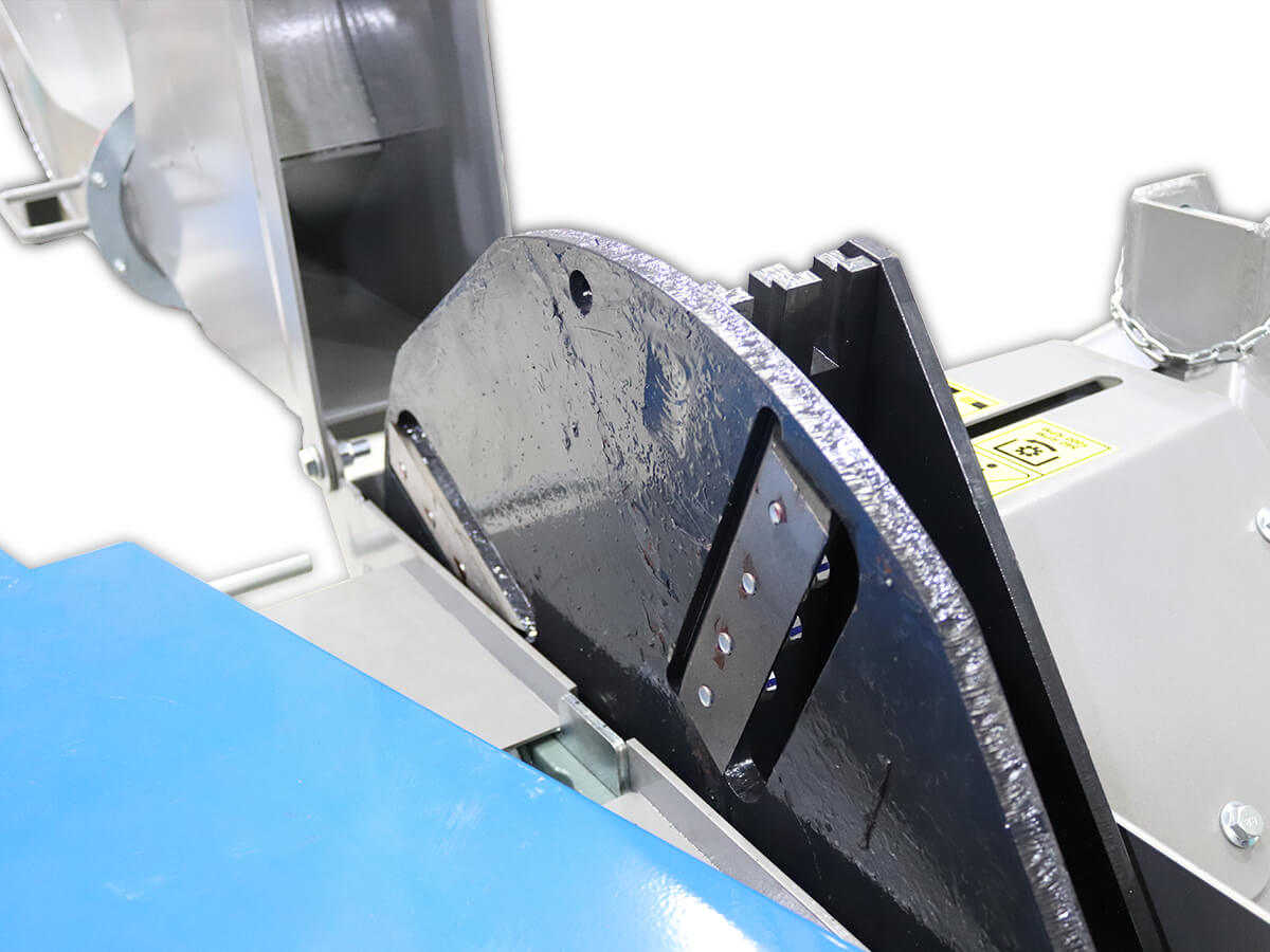Holzhäcksler Schredder Zapfwellenhäcksler bis 13cm mit hydraulischen Einzug
